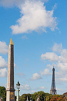 巴黎协和广场的方尖碑和埃菲尔铁塔