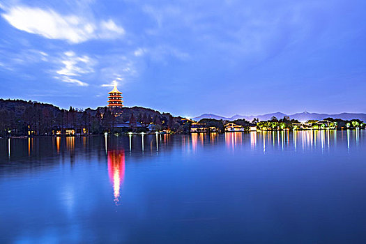 杭州西湖雷峰塔夜景