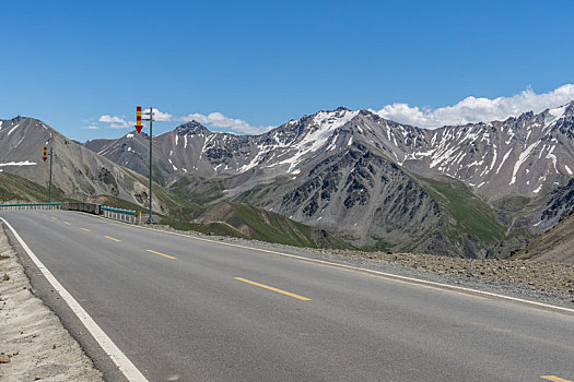 夏季新疆戈壁公路直行道侧面汽车背景