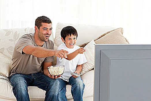 高兴,父子,看电视,吃,爆米花,在家