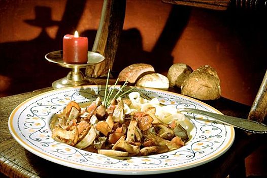 蘑菇炖肉,西红柿,意大利面,面包,蜡烛