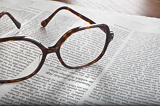 眼镜,报纸