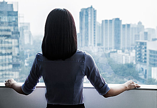 后视图,职业女性,看窗外,城市,北京,中国
