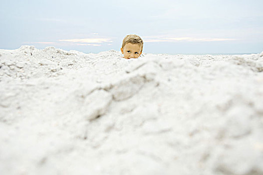 小男孩,海滩,偷窥,上方,沙子,微笑