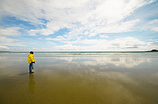 女人,雨衣,向外看,海洋,站立,海滩,不列颠哥伦比亚省,加拿大