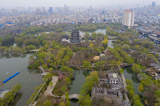 航拍济南大明湖春色满园