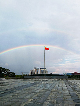 贵州省遵义市新蒲新区出现双彩虹