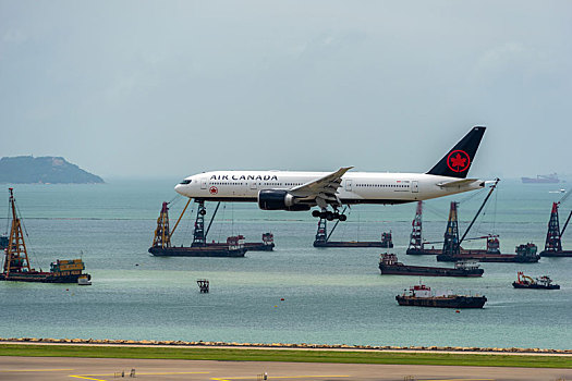 一架加拿大航空的客机正降落在香港国际机场