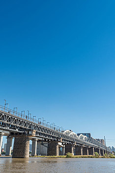 中国哈尔滨秋季晴天下的松花江铁路大桥