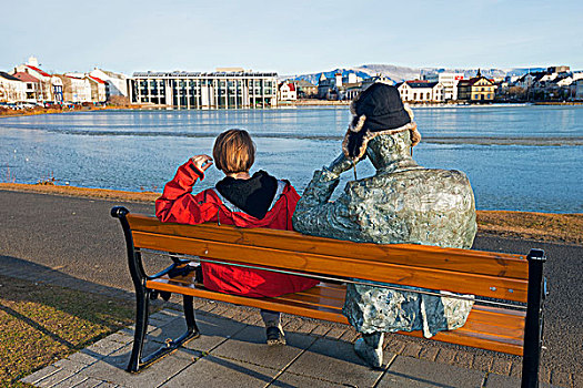 冰岛,雷克雅未克,湖,游客,坐,靠近,雕塑,一个,男人,长椅