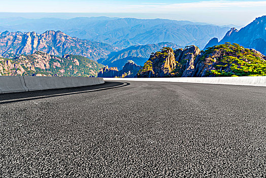 城市广场道路路面和远山山景