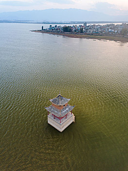 云南蒙自长桥海国家湿地公园湖泊水中的庙宇
