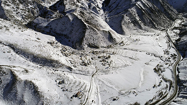 新疆哈密,雪清玉洁天山,蜿蜒公路美景