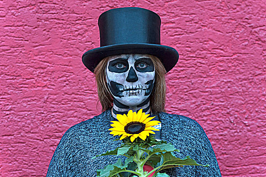 女孩,穿,大礼帽,拿着,向日葵,脸,涂绘,死亡,正面,红墙,德国,欧洲