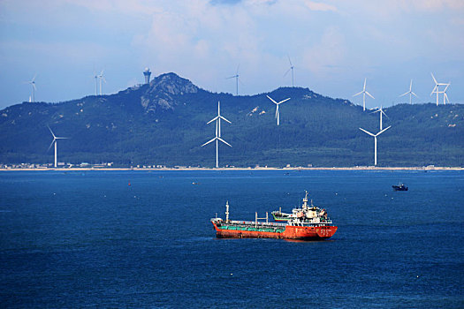 货船航行在满是风力发电机组的海湾