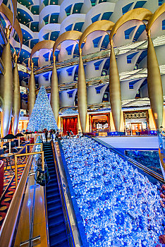 阿联酋迪拜朱美拉海滩阿拉伯塔,帆船,酒店内,超大圣诞树