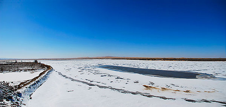 白雪覆盖的结冰的黄河
