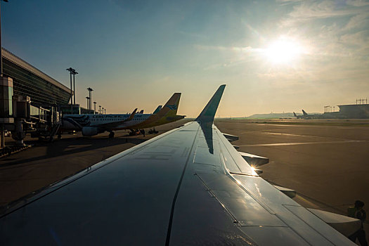 韩国仁川国际机场的飞机与日出