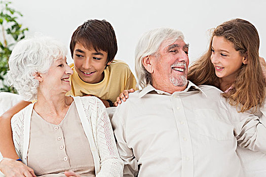 祖父母,孙辈,沙发,交谈,微笑