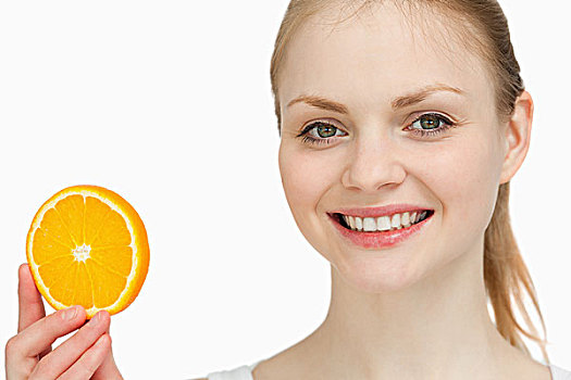 微笑,女人,展示,橙子片,白色背景