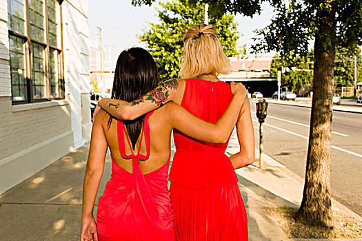 后视图,两个,美女,穿,红色,服装,漫步,街上