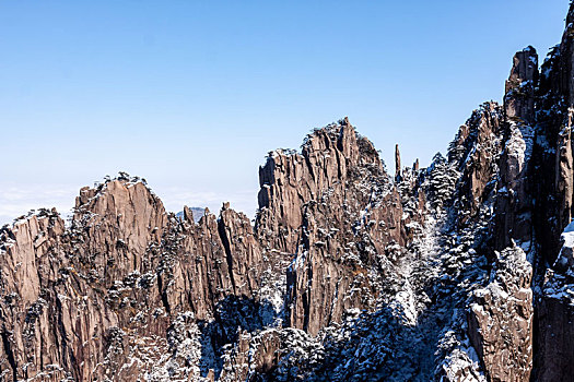 中国安徽黄山风景区,冬日雪后奇峰怪石林立,云雾飘渺宛若仙境