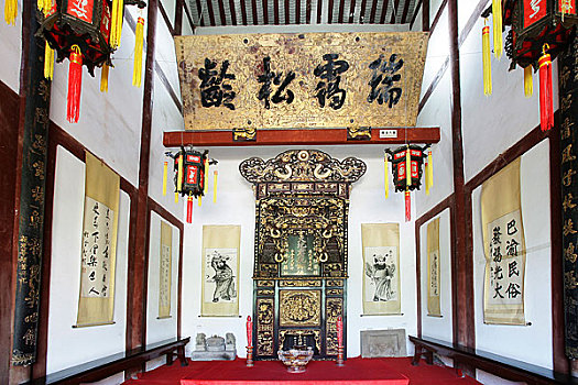 巴渝民俗文化博物馆内这一镇馆之宝则是誉为,中国第一龛,的金木雕家神龛