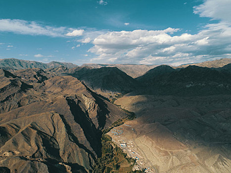 新疆哈密,航拍天山河谷绿洲秋色