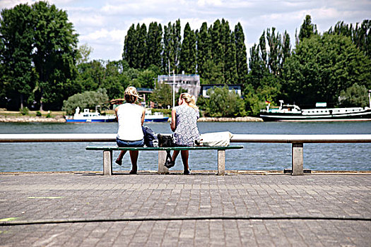 两个,年轻,未知,女人,坐,长椅,莱茵河,河,美因茨