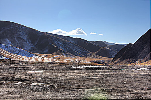 中国西部荒野道路