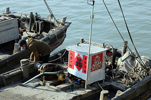 山东省日照市,挂国旗栽摇钱树,渔船上贴满对联和年画,感受最淳朴的渔家文化