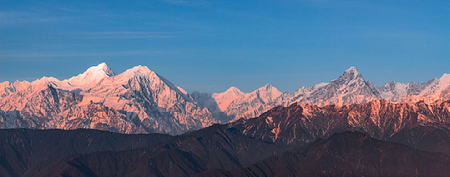 华尖山风光,日照金山