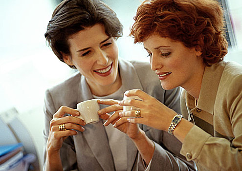 两个,职业女性,并排,拿着,咖啡杯