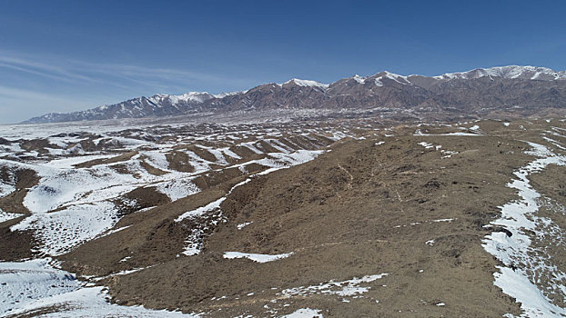 新疆哈密,塞外春雪,天山美景