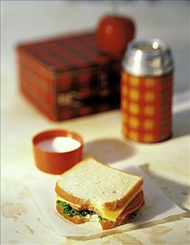 芝士三明治,饭盒,热水瓶