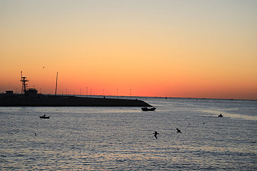秋日早晨空气清新,游客赏海景渔民忙出海