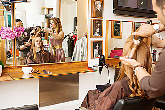 美发师,卷曲,钳子,顾客,长,红发,沙龙