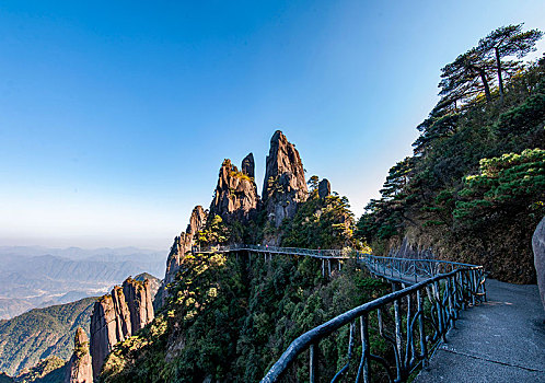 江西上饶三清山盘旋在阳光海岸群山间的栈道