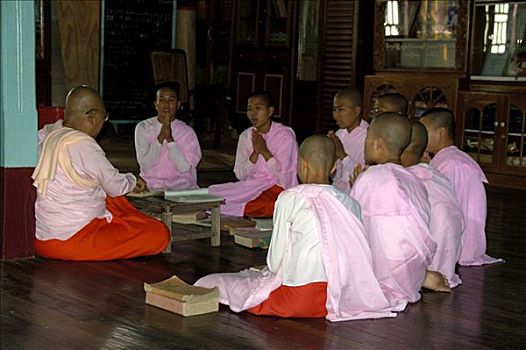 新信徒,坐,女僧侣,寺院,传说,靠近,曼德勒,缅甸,南亚