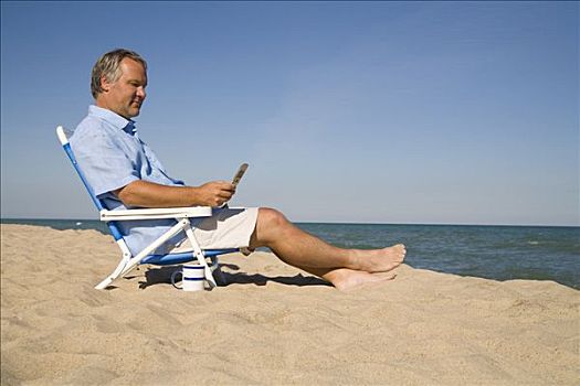 男人,坐,海滩,手机,密歇根湖,美国