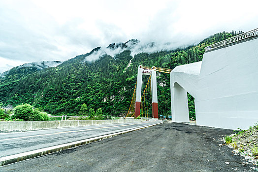 通麦大桥是川藏公路通麦天险路段上的咽喉工程