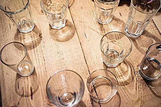 品种,玻璃杯,木桌子