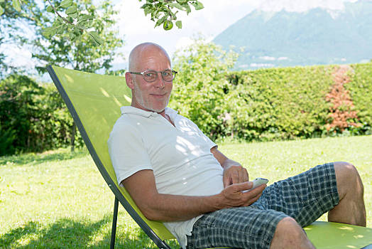 老人,放松,折叠躺椅,男人,花园,夏天