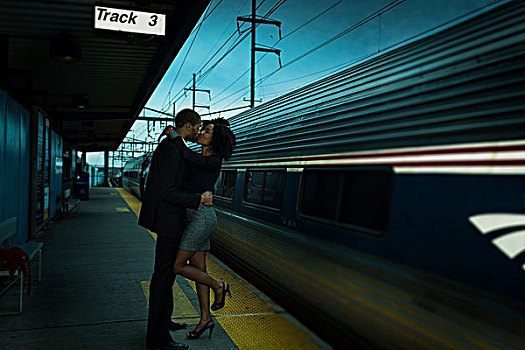 亲吻,火车站