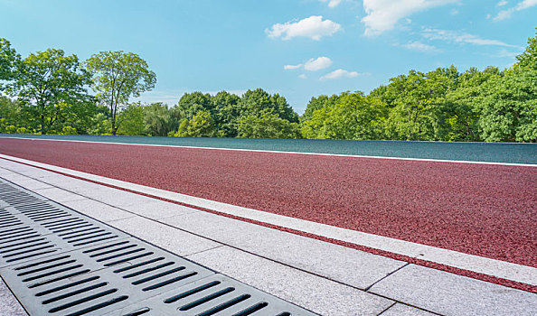 前景为空的道路地面和户外自然景观