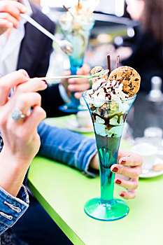 情侣,享受,圣代冰淇淋,咖啡