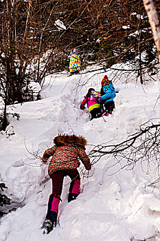 儿童爬雪山