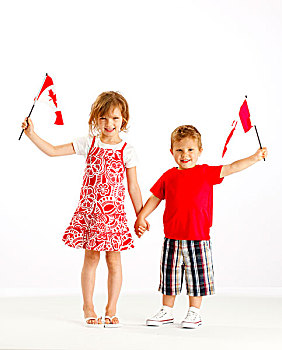两个孩子,拿着,加拿大国旗,三个,山,艾伯塔省,加拿大