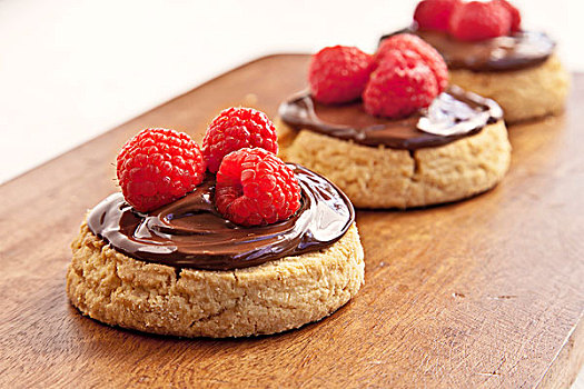 奶油甜酥饼,饼干,巧克力,榛子,树莓,案板