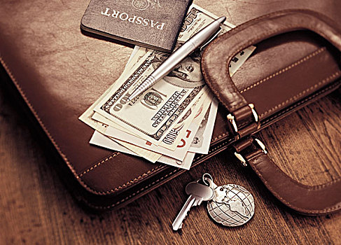 国际货币,护照,笔,公文包,钥匙